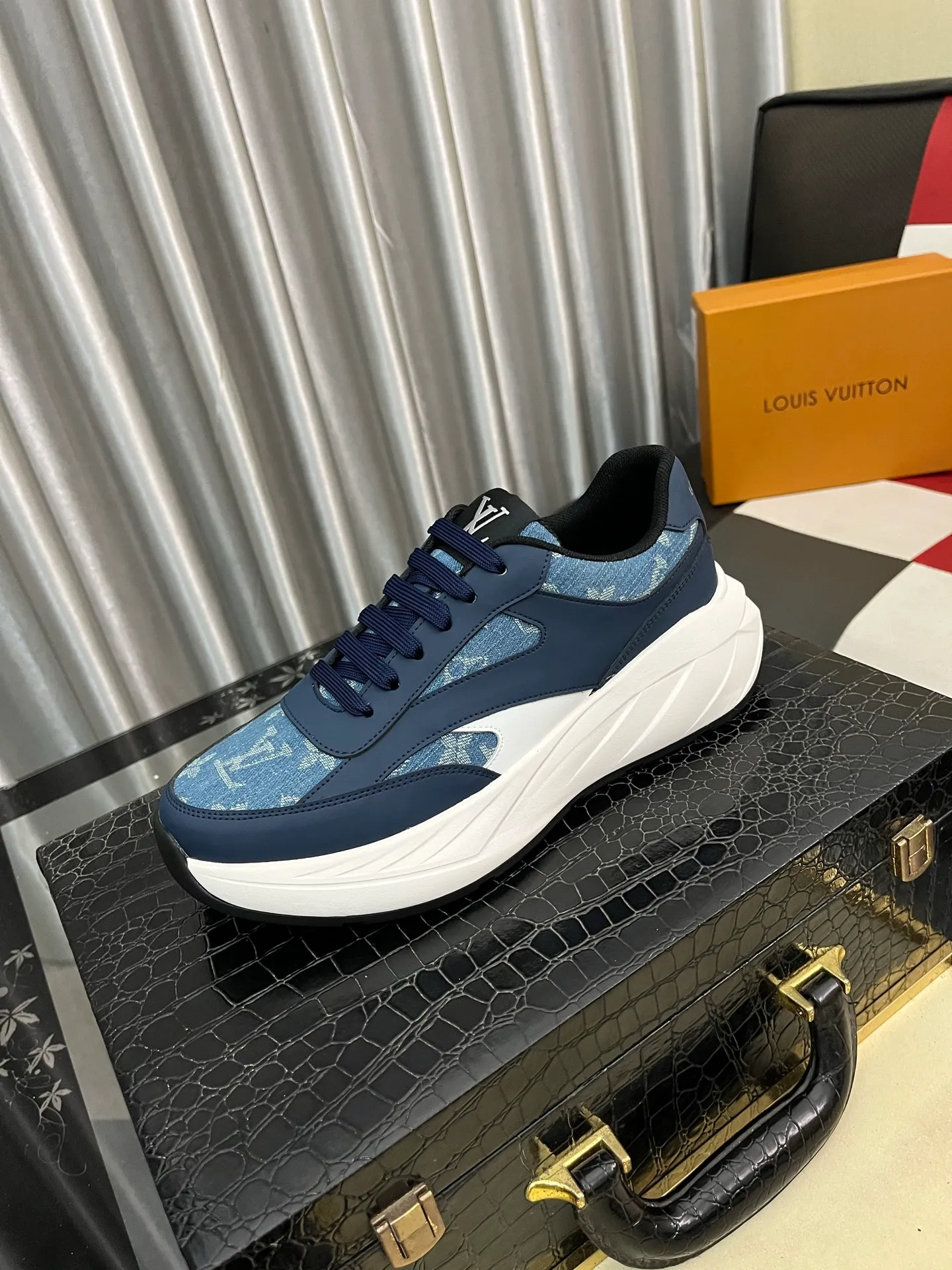 Men's shoes💰438⌚️⌚️《Louis vuitton/LV Louis Vuitton》original quality.~ Unique modern style sneakers. 🏃A must-have casual shoe for trendy men😍😍 Original brand imported from Italy, imported original leather, cowhide lining (refuses to discolor and grind feet) sole: original sole provided by the original factory, French lazy style design ⚠️Fit to the feet, original quality, super comfortable original sole. Code number: 38-442️⃣Colors available